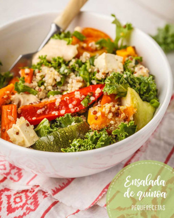 Ensalada saludable de quinua con verduras asadas y tofu