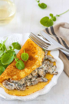 Crepes de harina de garbanzo rellena de champiñones