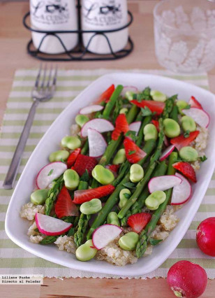 Ensalada de quinoa con espárragos y fresas