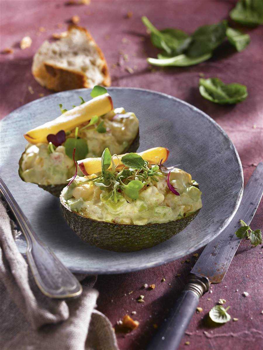 Palta rellena con brotes