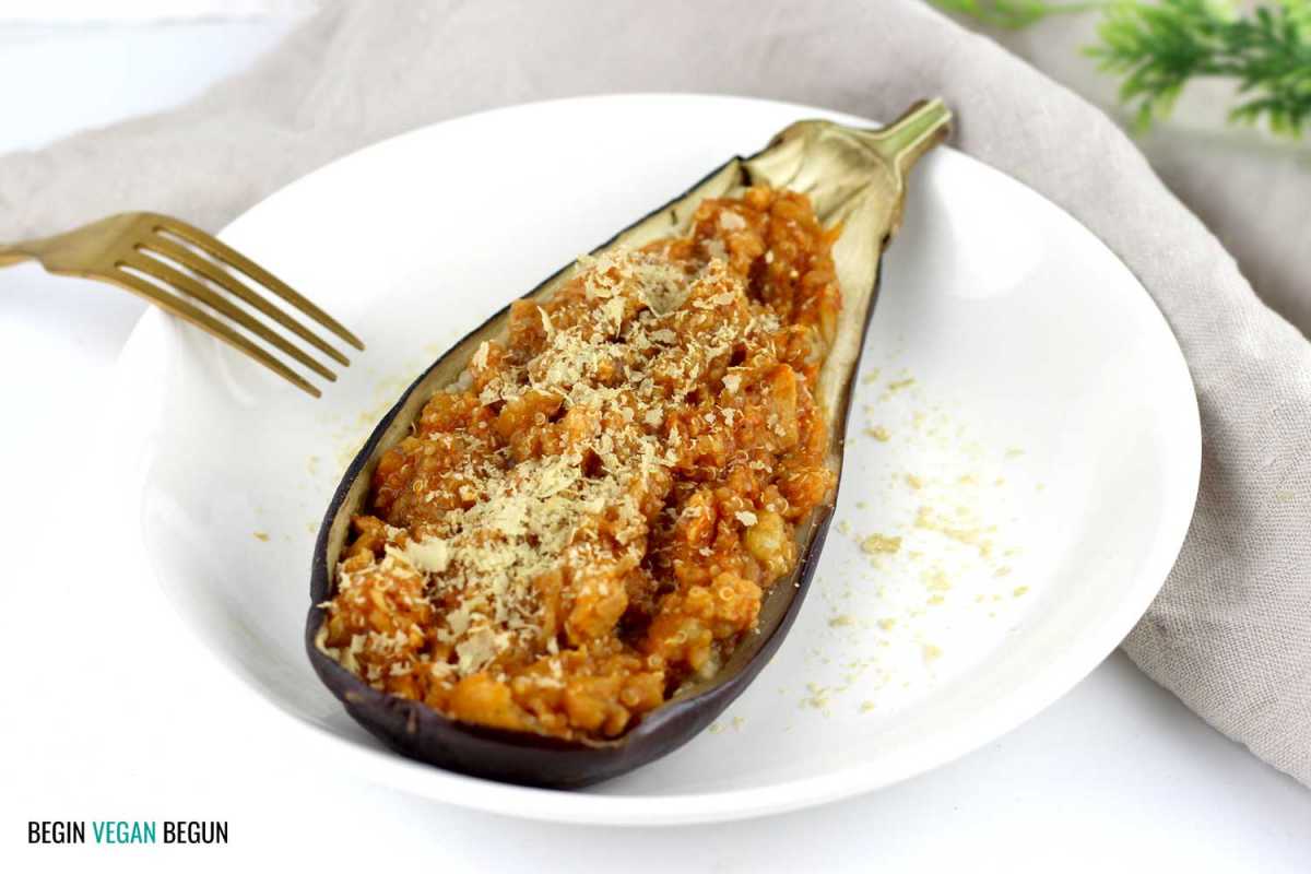 Berenjena rellena de quinua y soya texturizada (versión rápida sin horno)