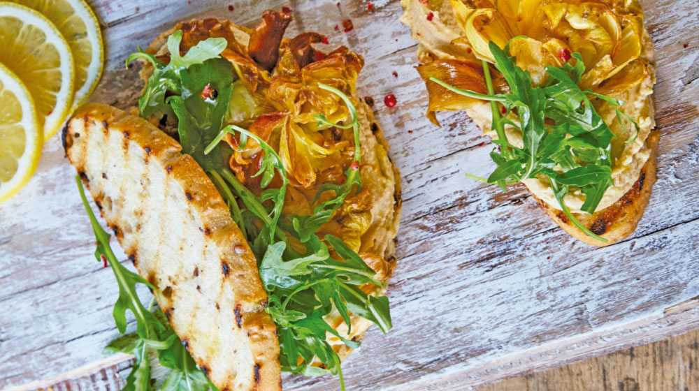 Sándwich con alcachofa y hummus