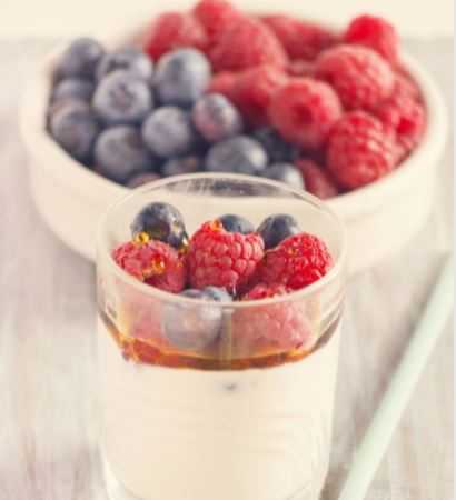 Yogur griego de coco con frutos del bosque