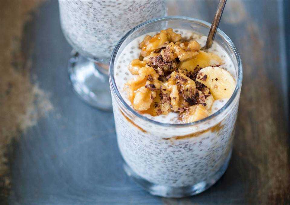 Pudding de chía con crema de almendras y fruta