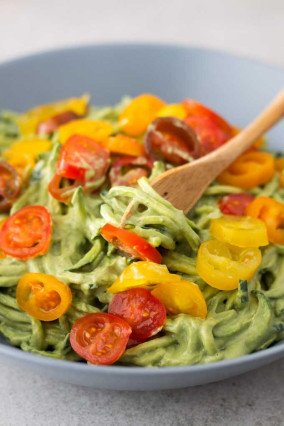 Espaguetis de zapallito italiano con salsa de palta
