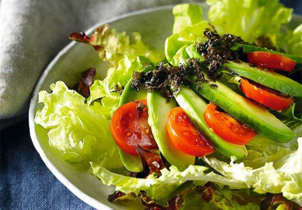 Ensalada de palta, hojas verdes y alga nori